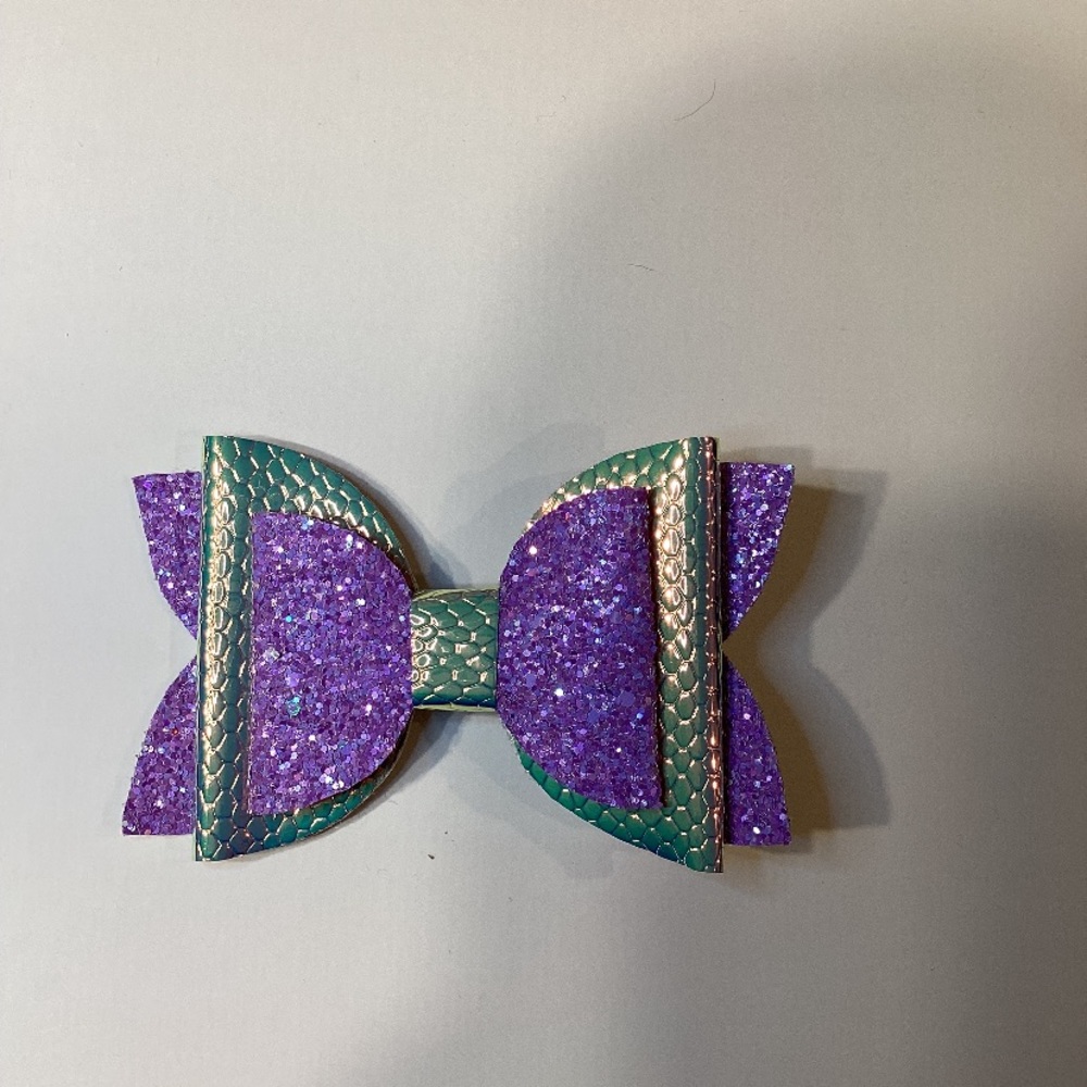 Clip or tie in hair bow!